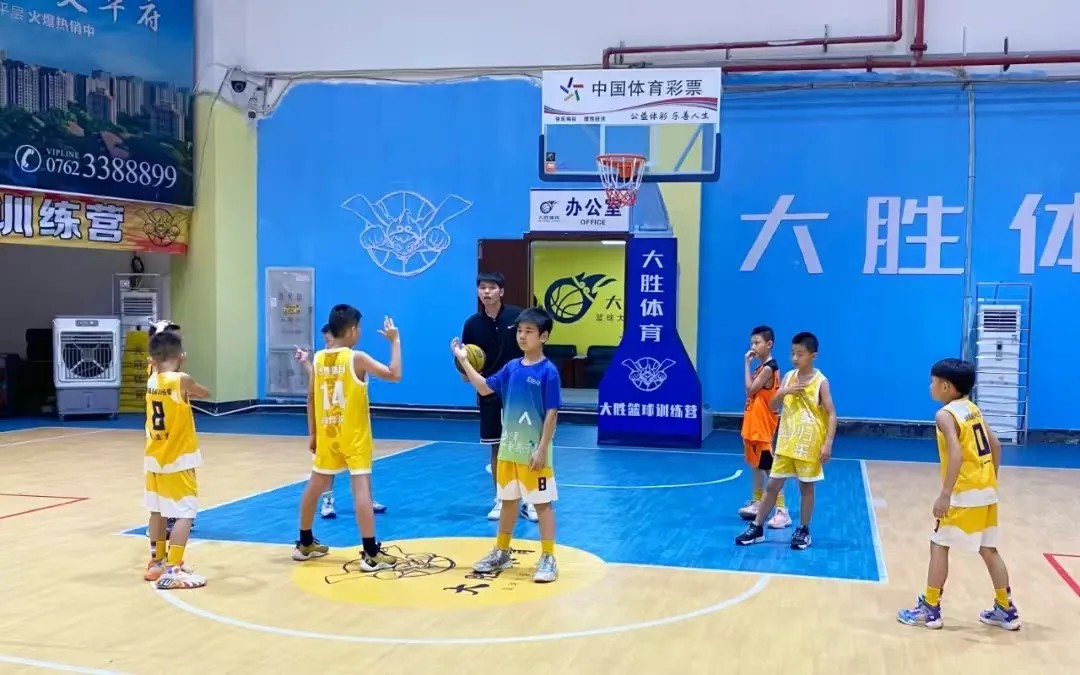 老年人如何安全地进行篮球训练以取得进步?_1